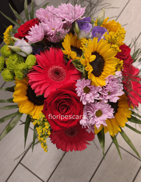 Bouquet assortito di fiori freschi colorati.